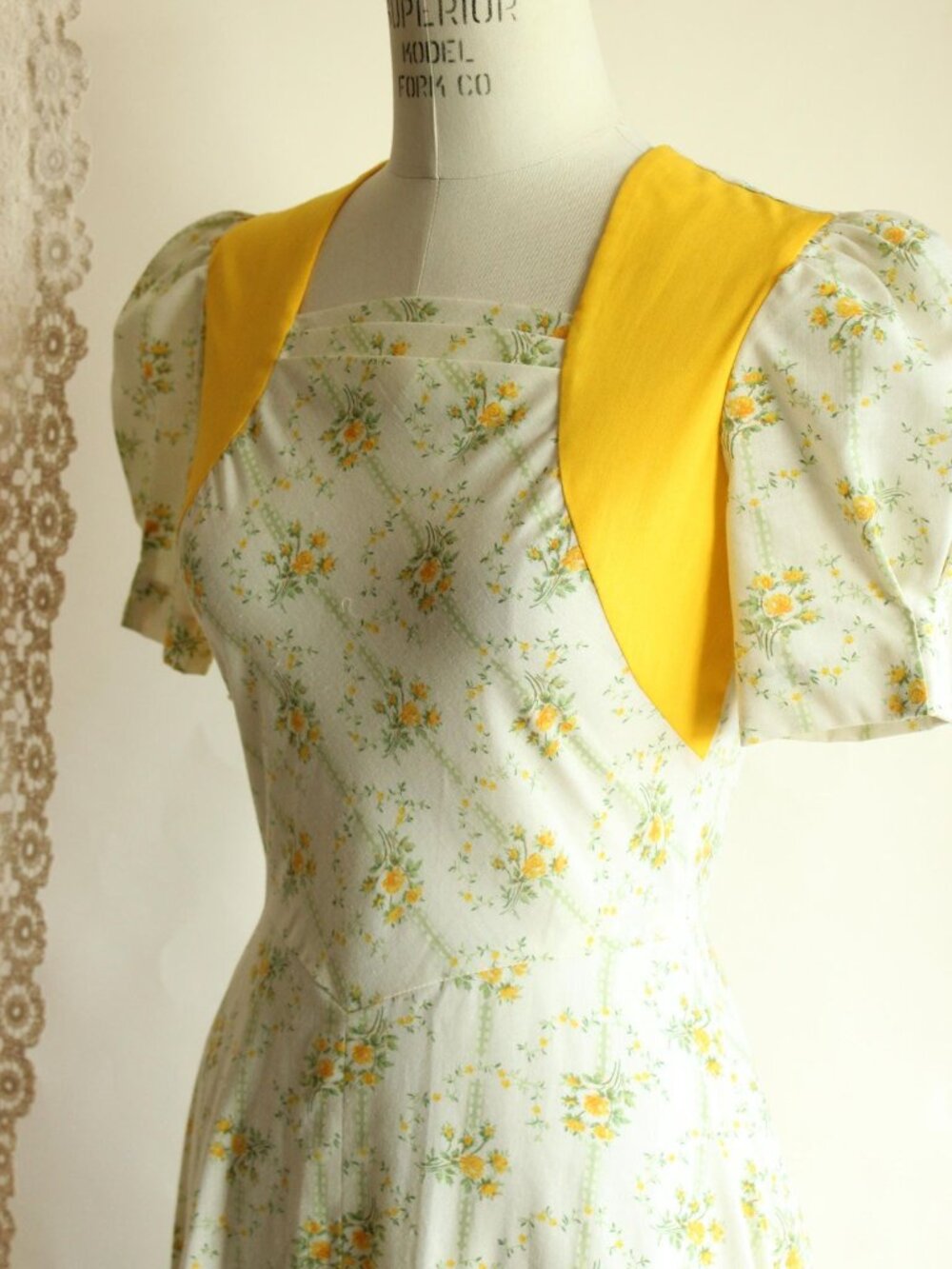 Vintage 1970s Dress, Floral Print Prairie Maxidress with yellow and green flower - Picture 9 of 13